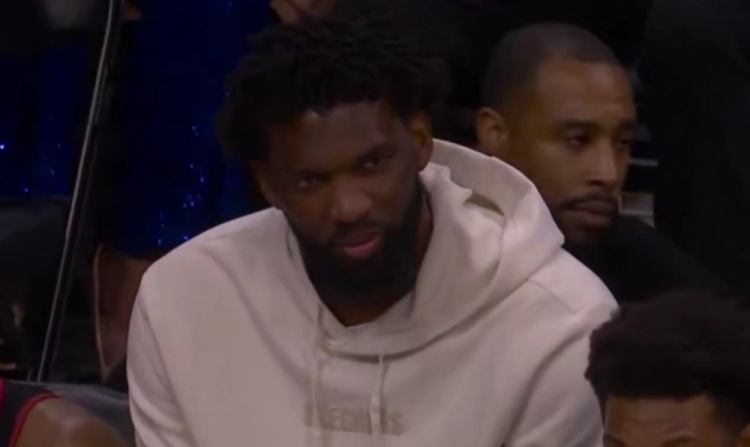 开云体育-帝之微笑！76人末节落后马刺40+ 恩比德坐在替补席面带笑意