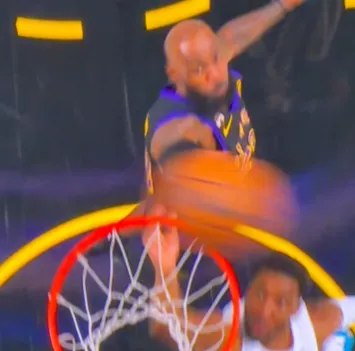 体育视频直播-詹姆斯开局追帽米切尔，随后中距离跳投命中湖人首分