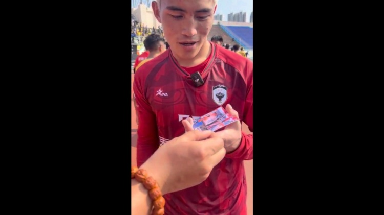 开云体育-玉树队门将获赠王大雷签名照：他是我们国家的骄傲，太硬气了