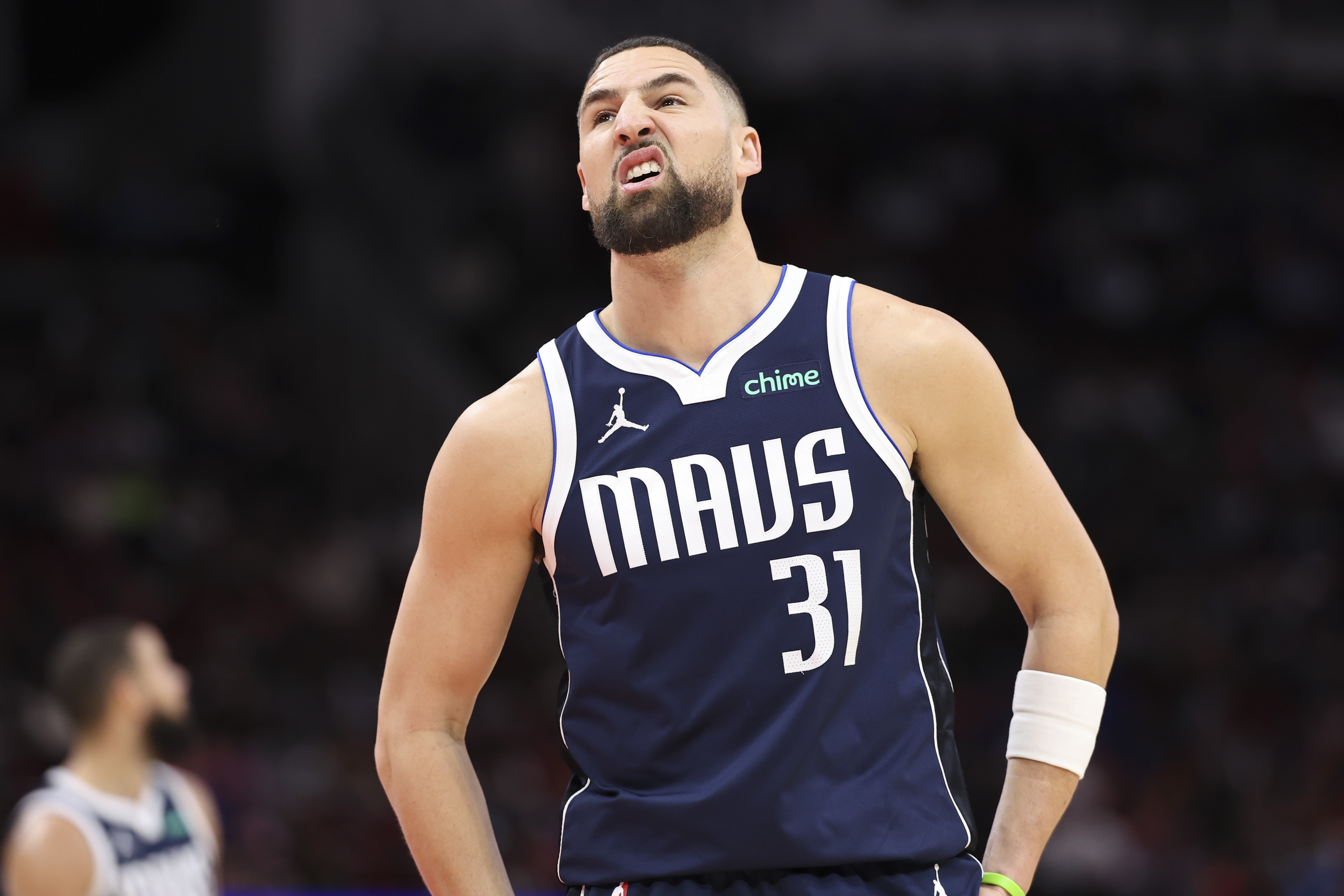 尽力输出！克莱全场13投7中&amp;三分10中4 拿下18分1篮板2助攻